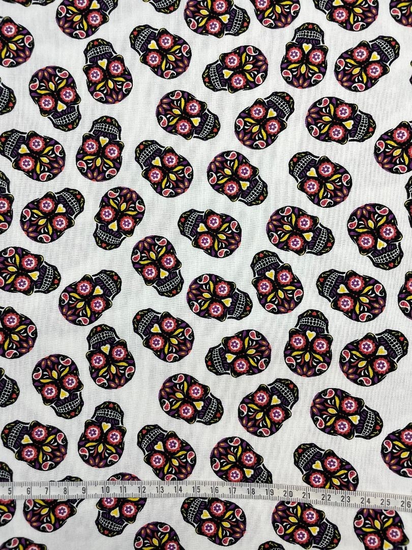 Coton 150 - Têtes de mort fond blanc