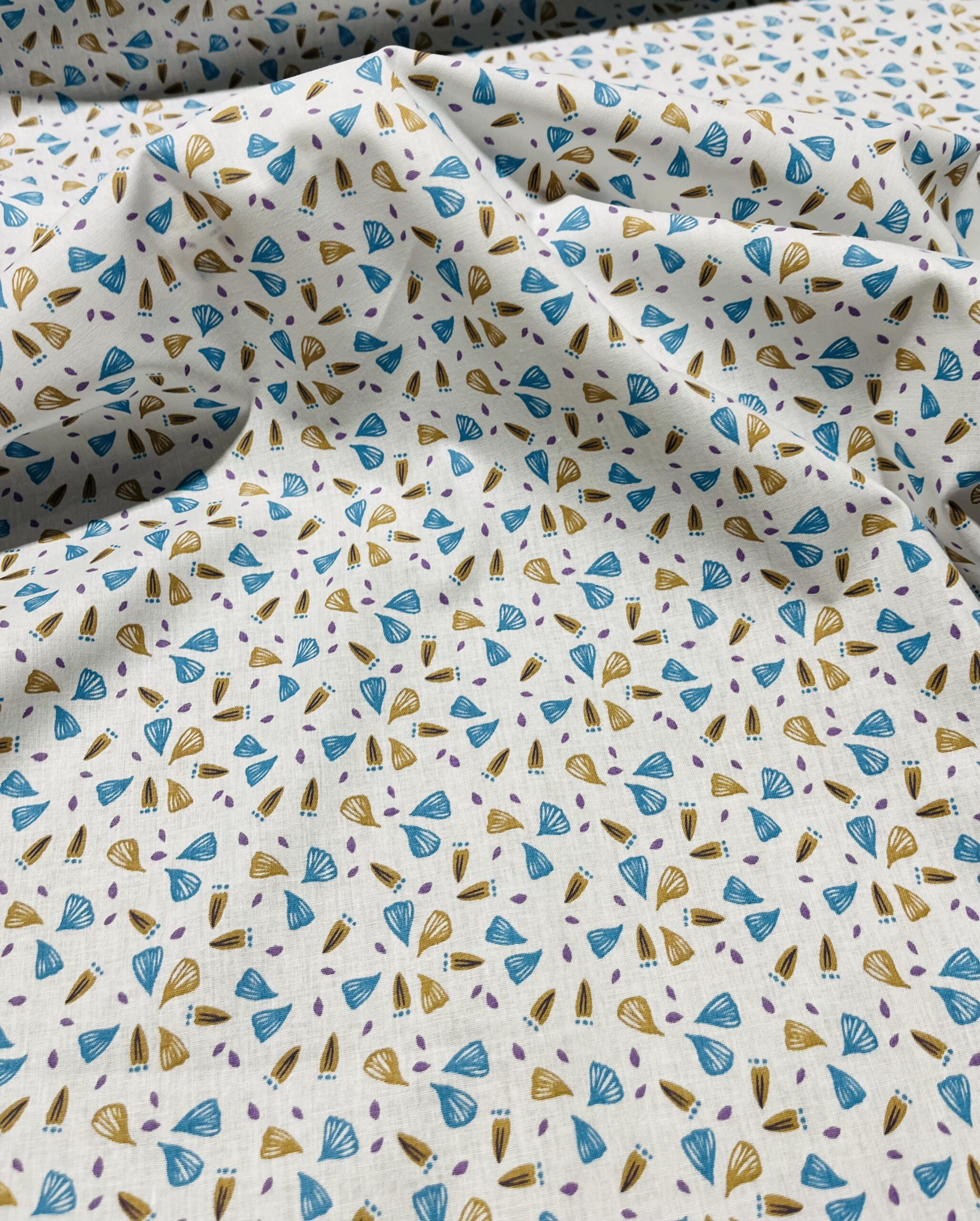 Coton 150 -Pétales fond blanc.