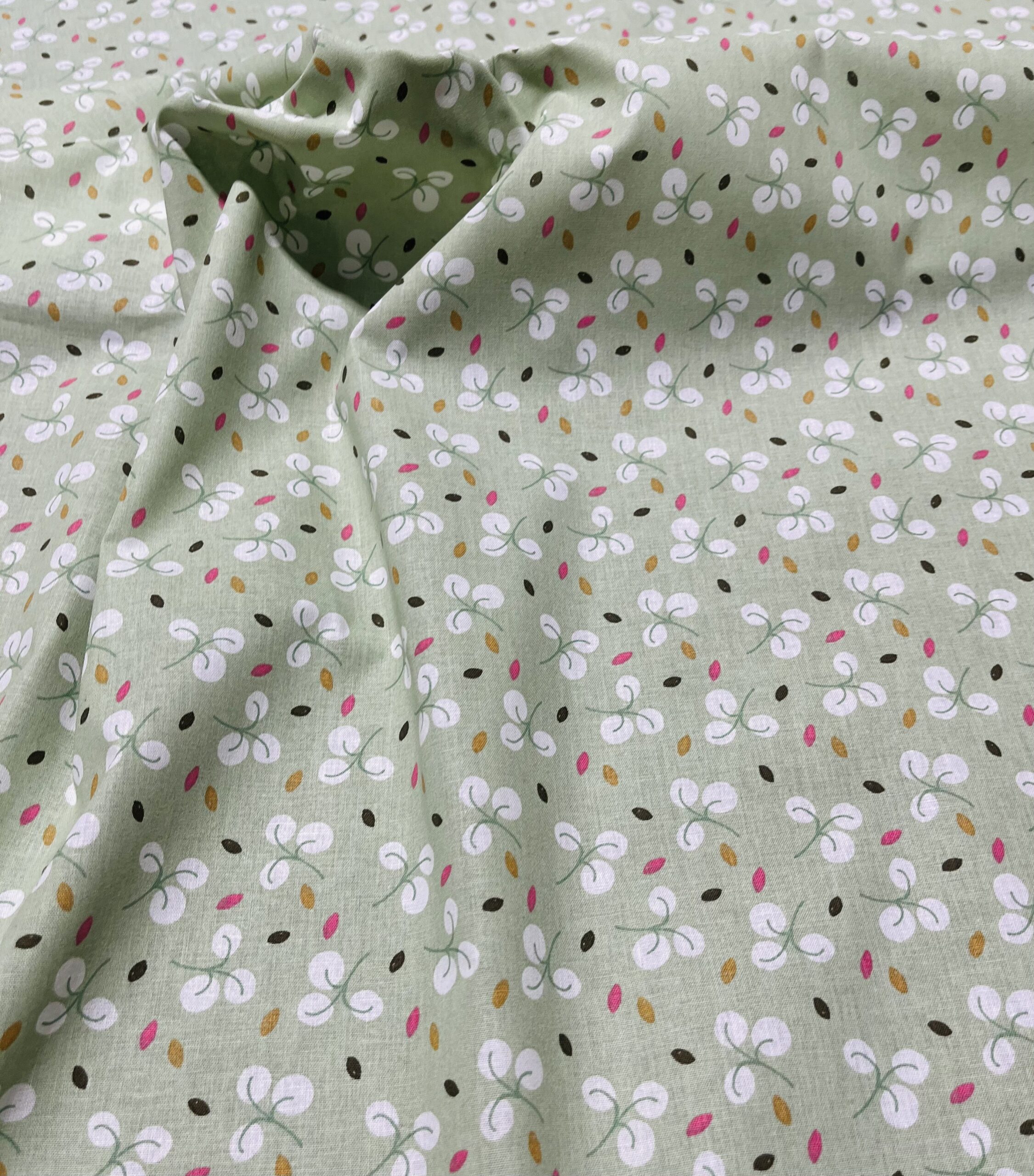 Coton 150 -Fleurs fond amande.