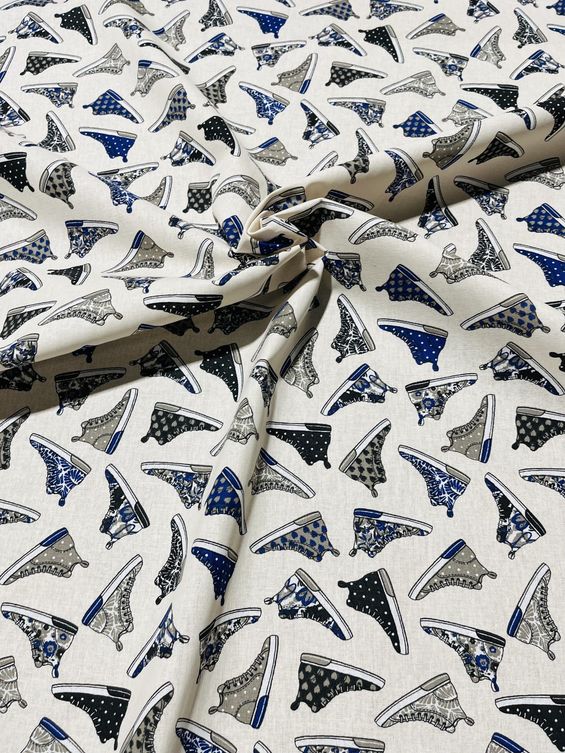 Coton 150 -Basket blanc et noir.