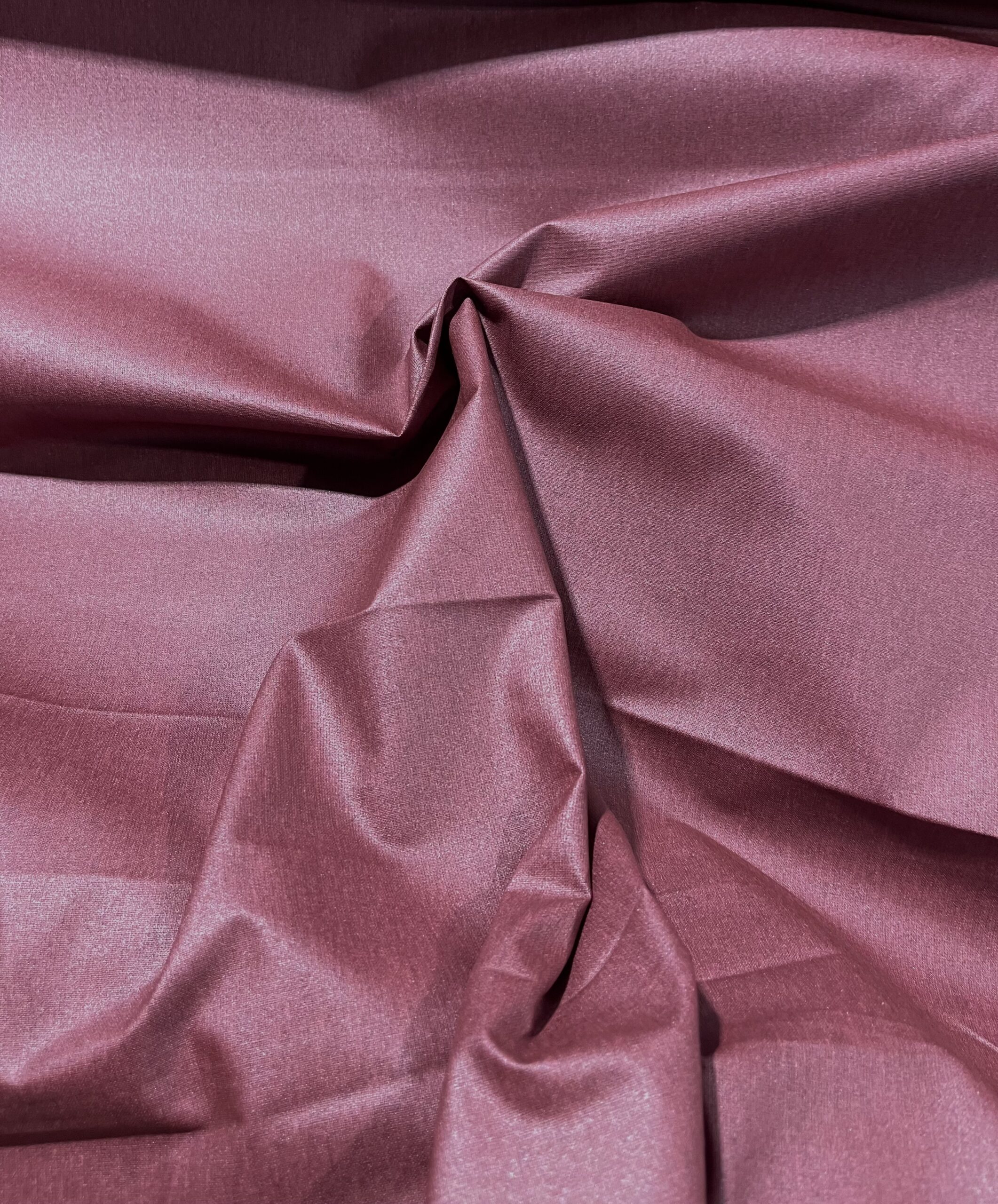 Coton enduit -Uni Bordeaux pailletée.