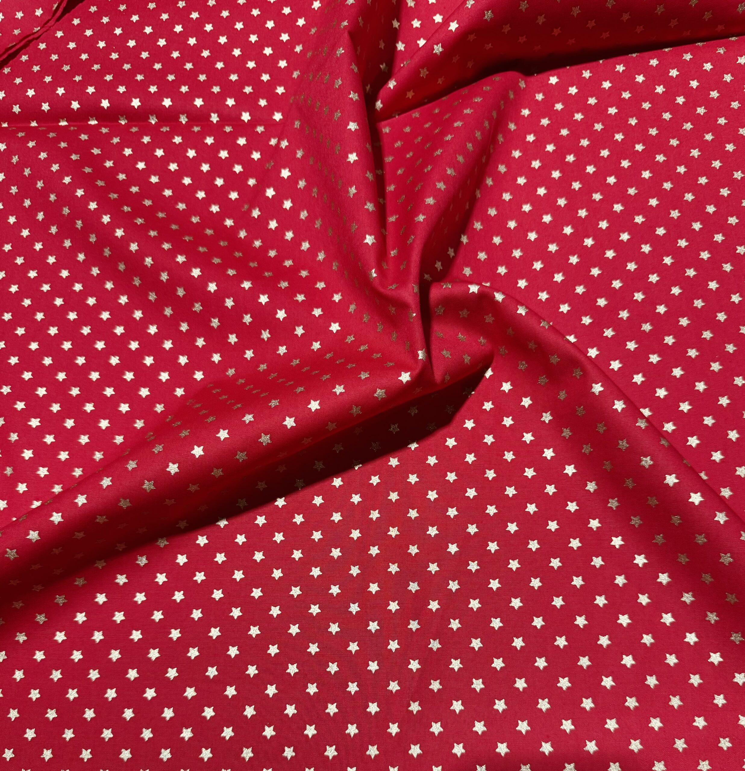 Étoile dorée fond rouge.