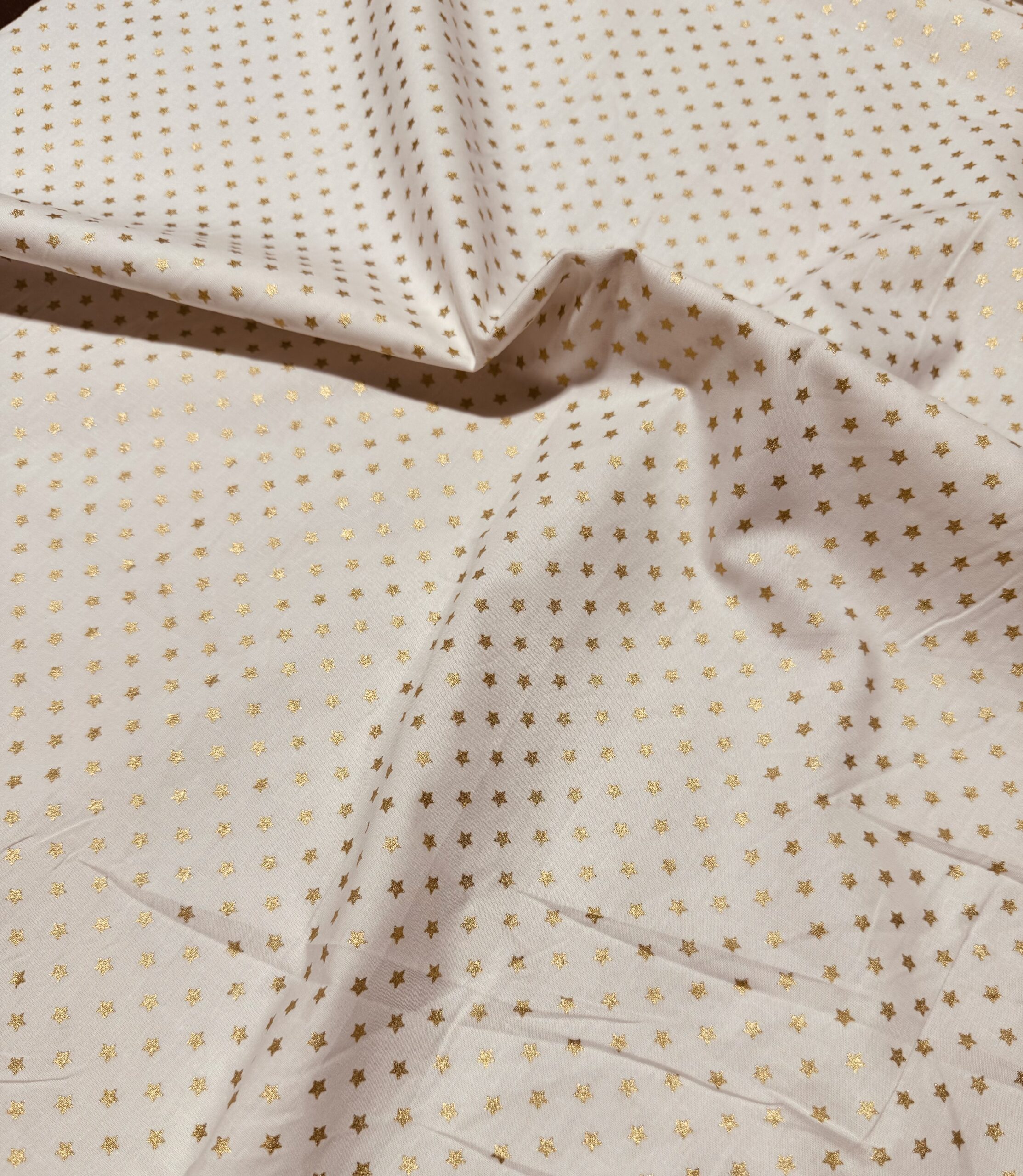 Étoile dorée fond blanc.