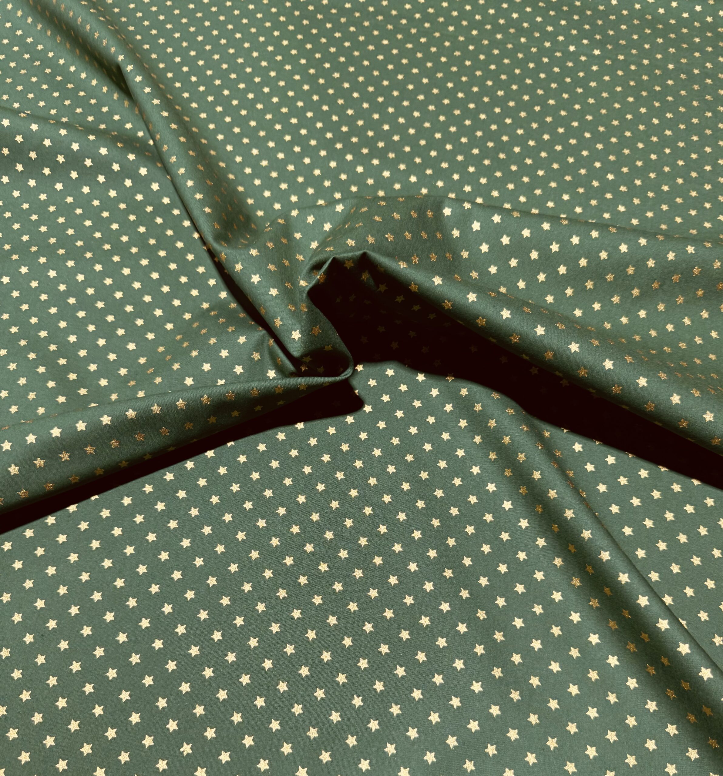 Étoile dorée fond vert.