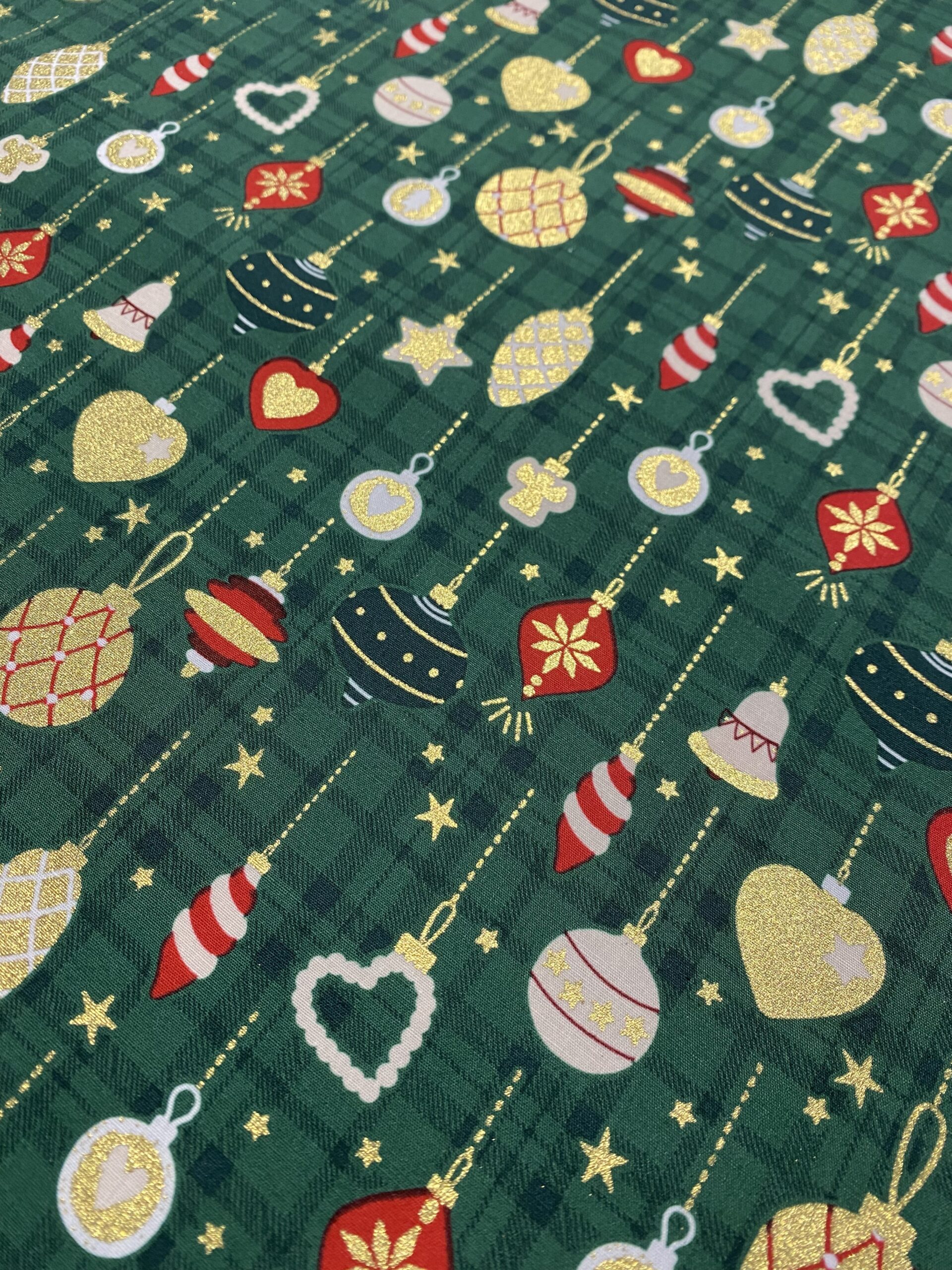 Motifs boules de noël doré fond vert