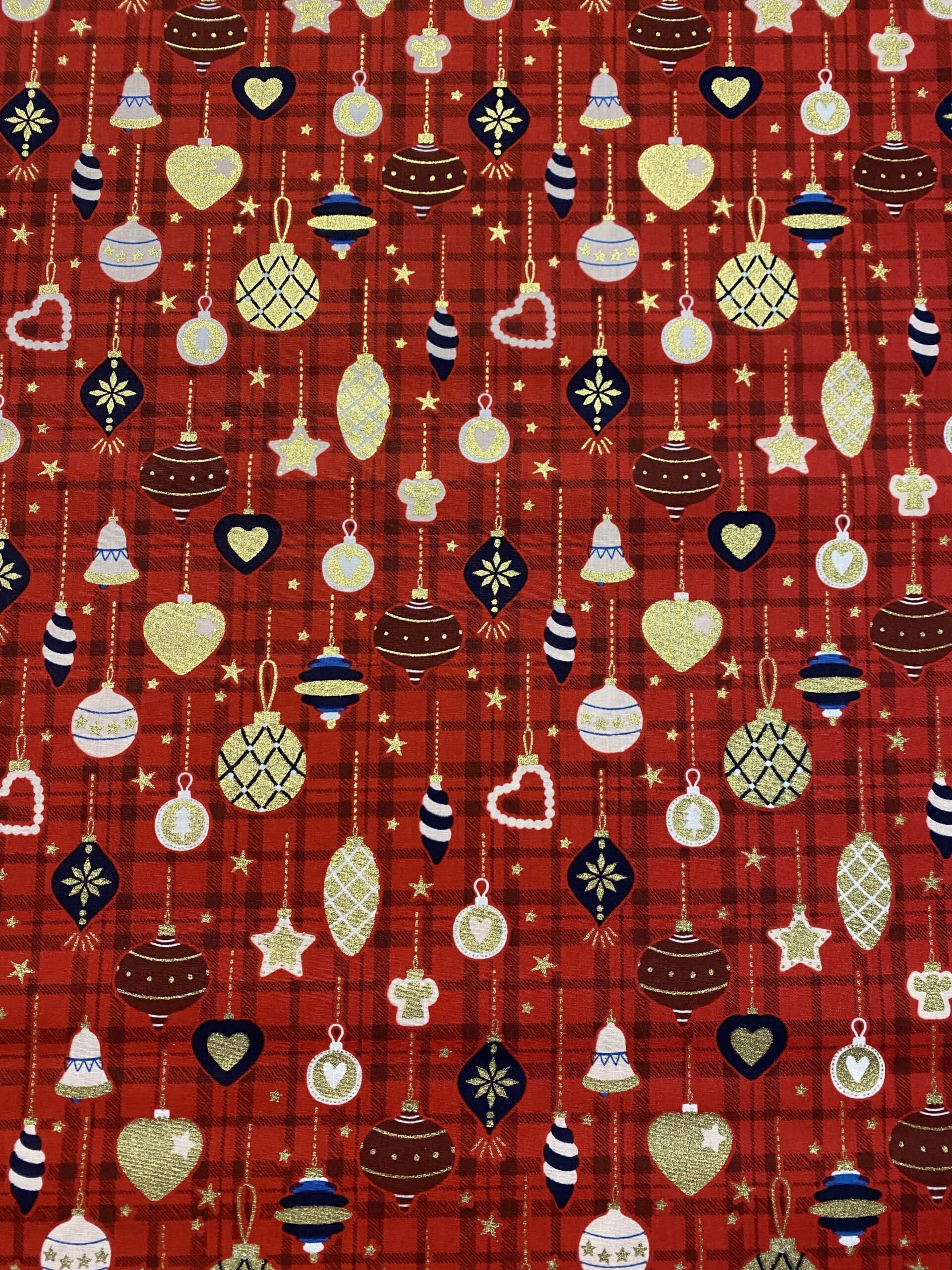 Motifs boules de noël doré fond rouge