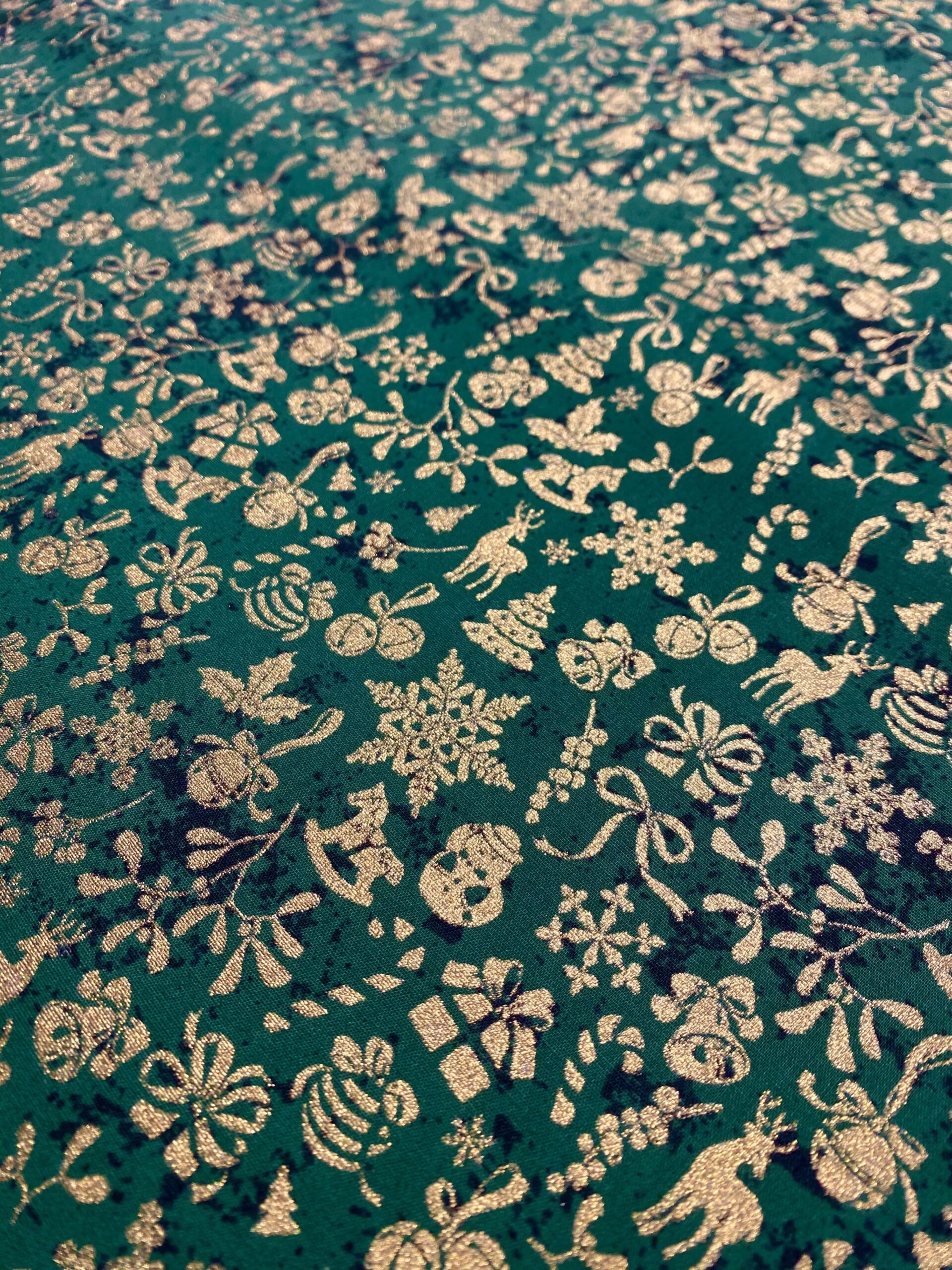 Motifs rennes et flocons doré fond vert