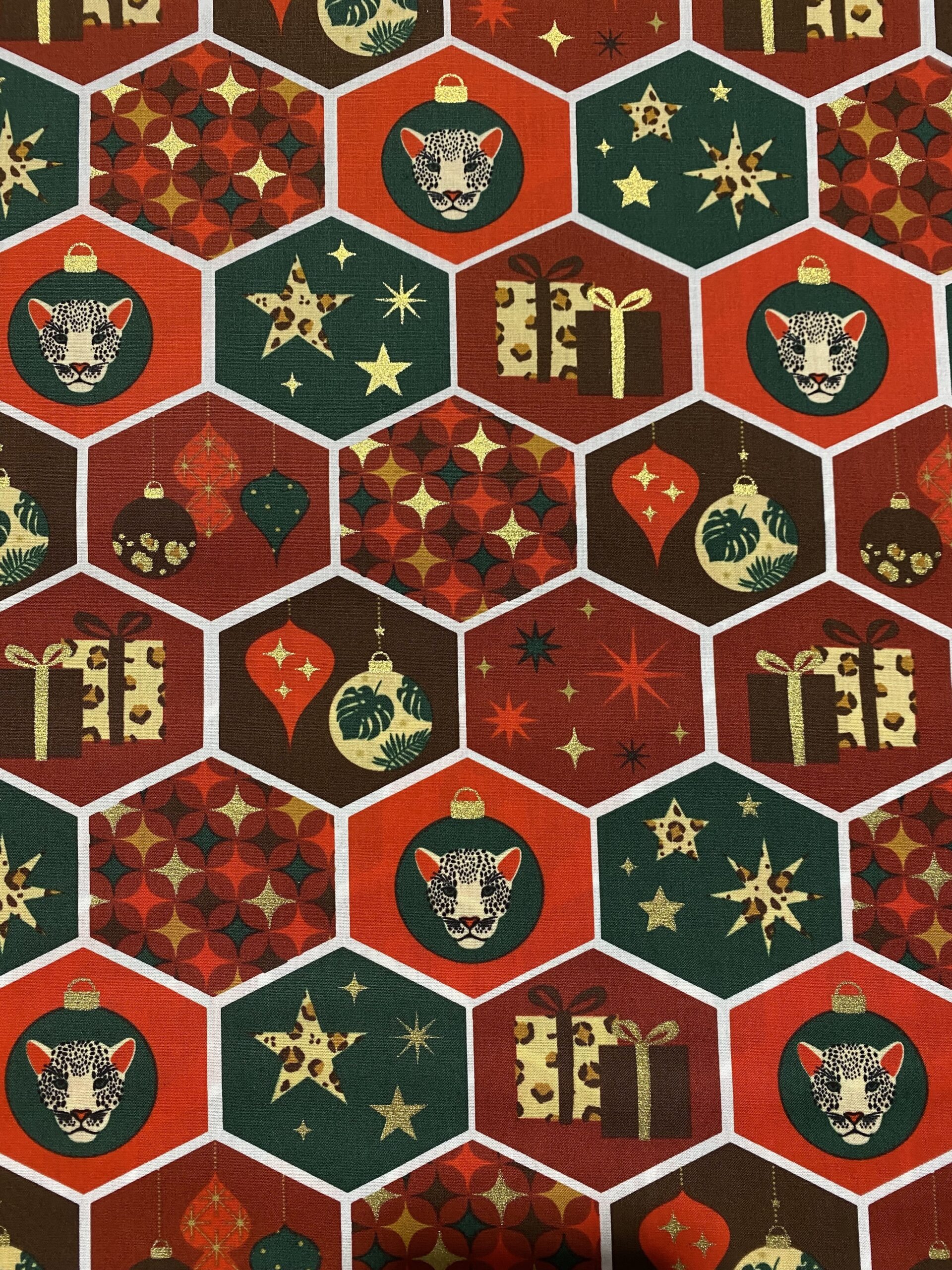 Motifs cadeaux et léopards doré fond rouge