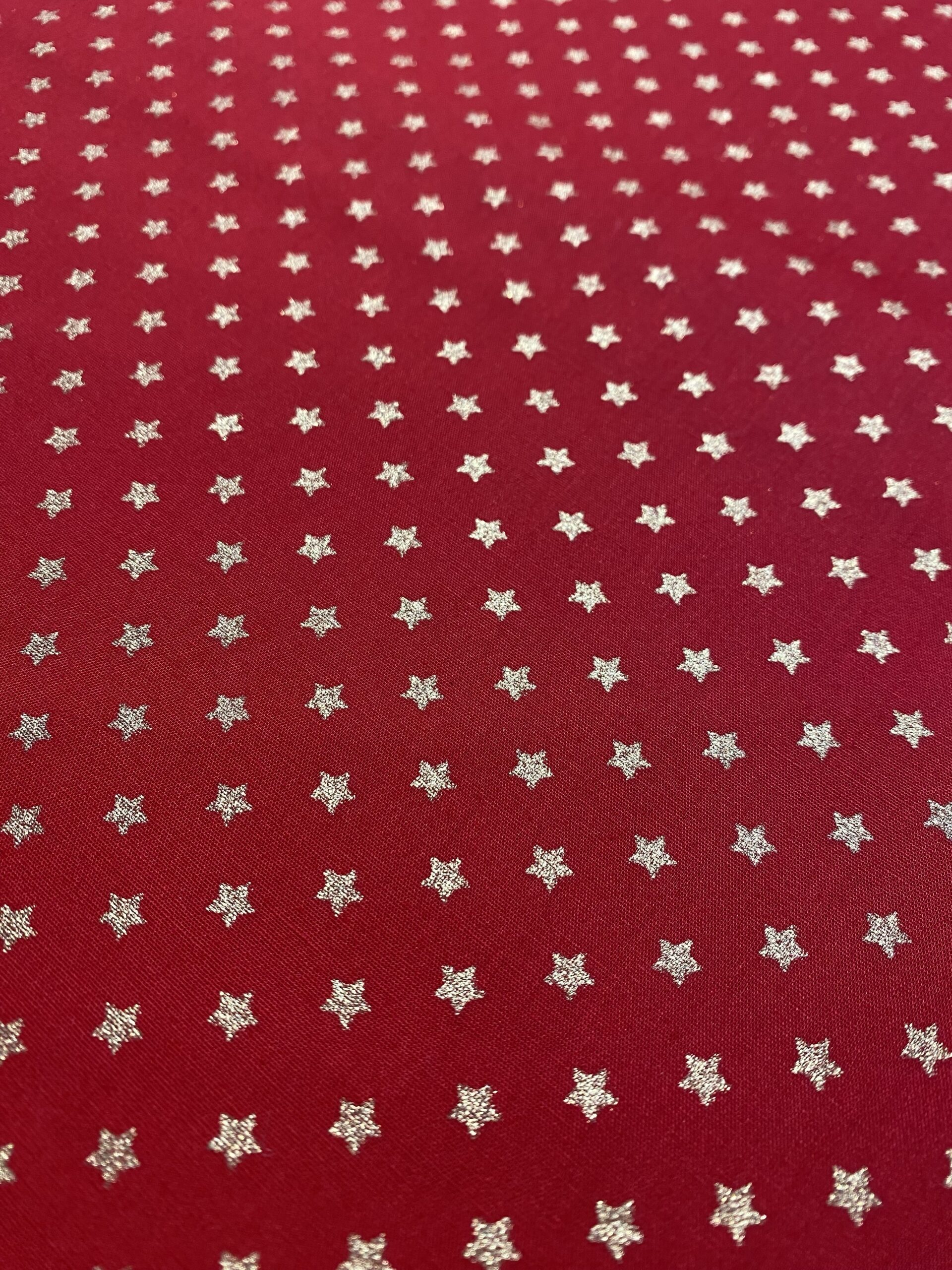 étoiles doré fond rouge