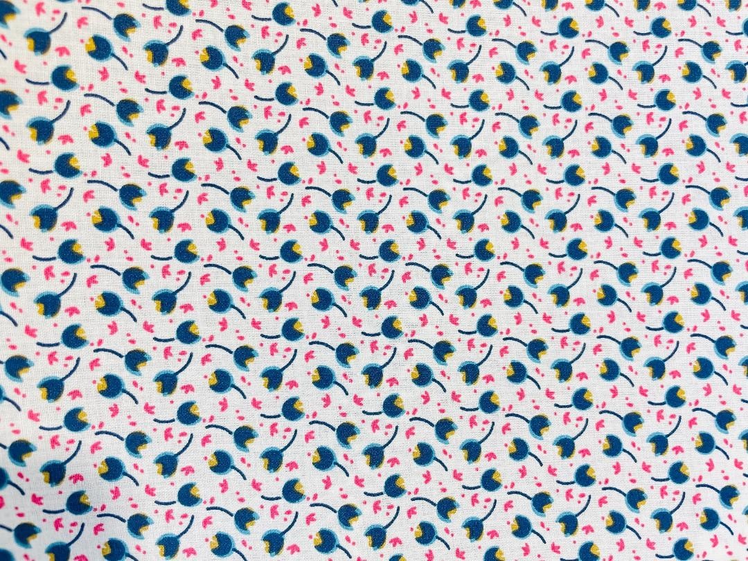 Fleurs bleu et motifs rose